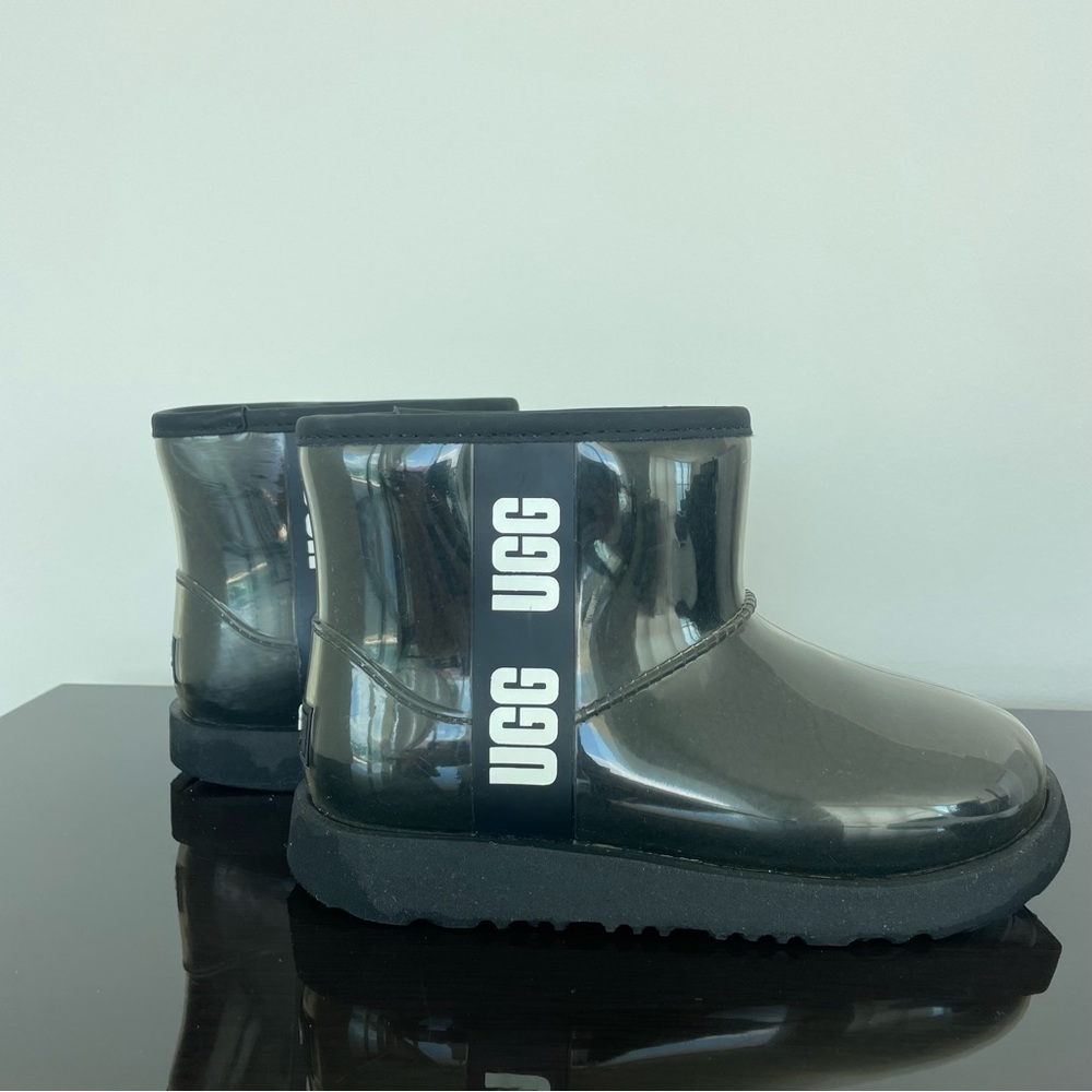 Girls Uggs size 2 US